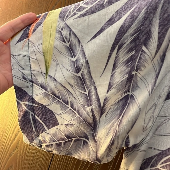 Tommy Bahama men’s 100% silk Hawaiian shirt. Size Small - Picture 5 of 9